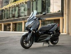 Yamaha XMAX 300 s příslušenstvím na 10.000 Kč zdarma